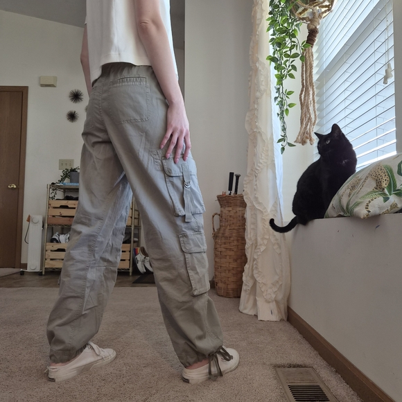 Abercrombie & Fitch Olive Green Cargo Pants • Utility Pocket Drawstring Waist • - Picture 4 of 8